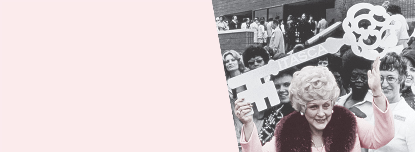 Mary Kay Ash segura uma chave gigante.