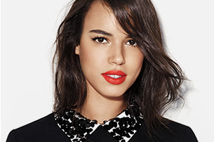 O batom Gel Semi-matte Mary Kay possui visor na embalagem