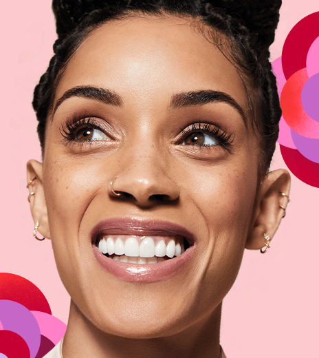 Mulher maquiada e sorrindo