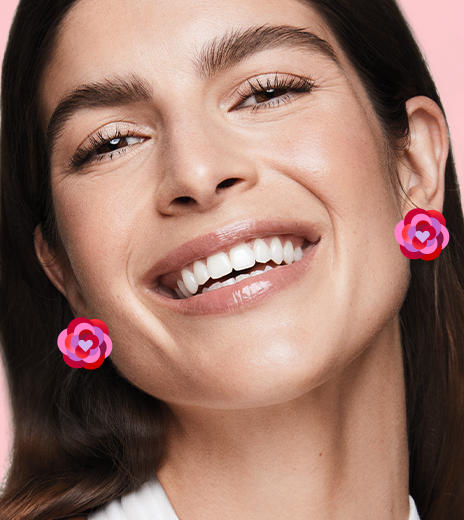 Mulher maquiada e sorrindo